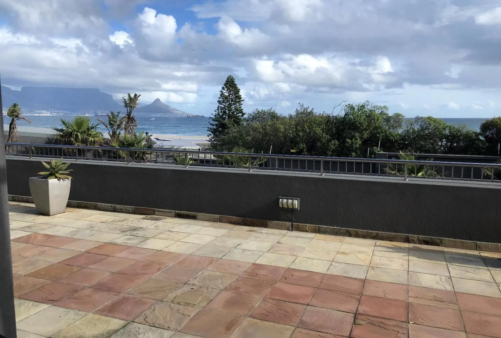 Infinity Self Catering Apartments Bloubergstrand Güney Afrika