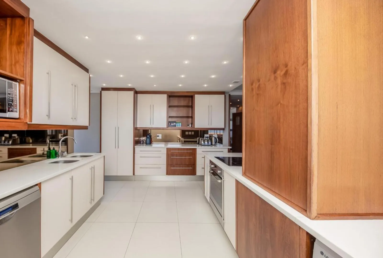 Infinity Self Catering Apartments Bloubergstrand 0*,