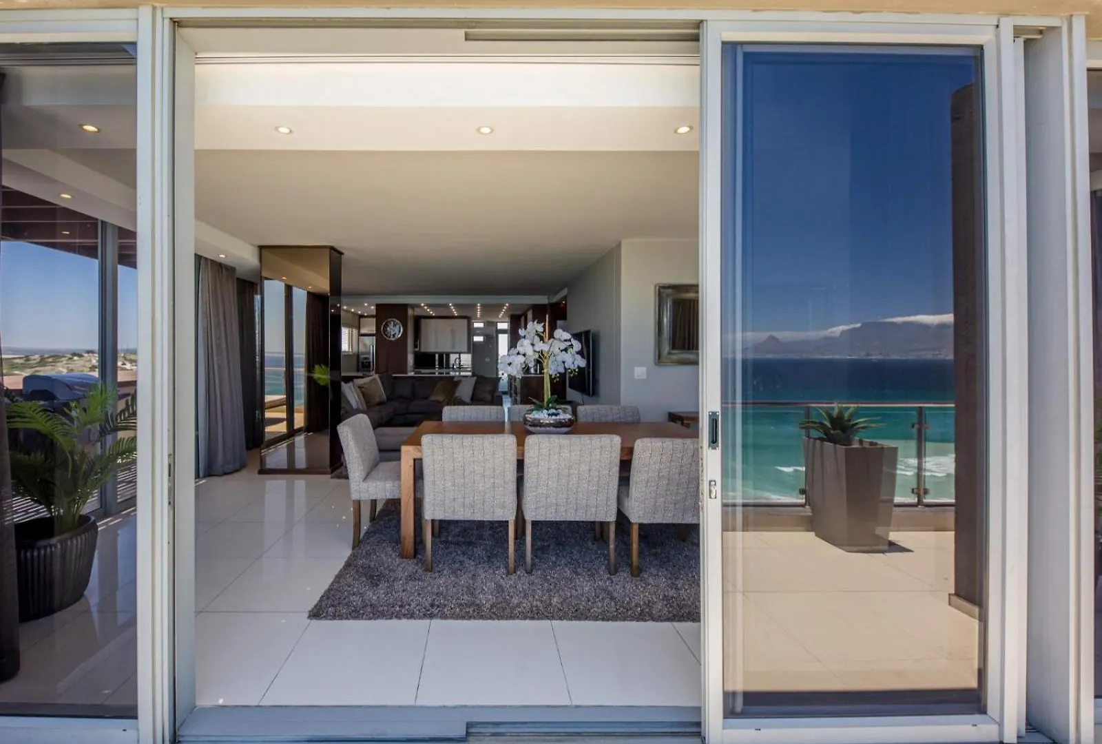 Infinity Self Catering Apartments Bloubergstrand