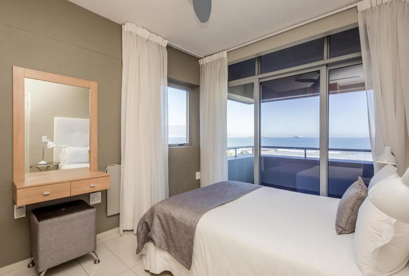 Infinity Self Catering Apartments Bloubergstrand Güney Afrika