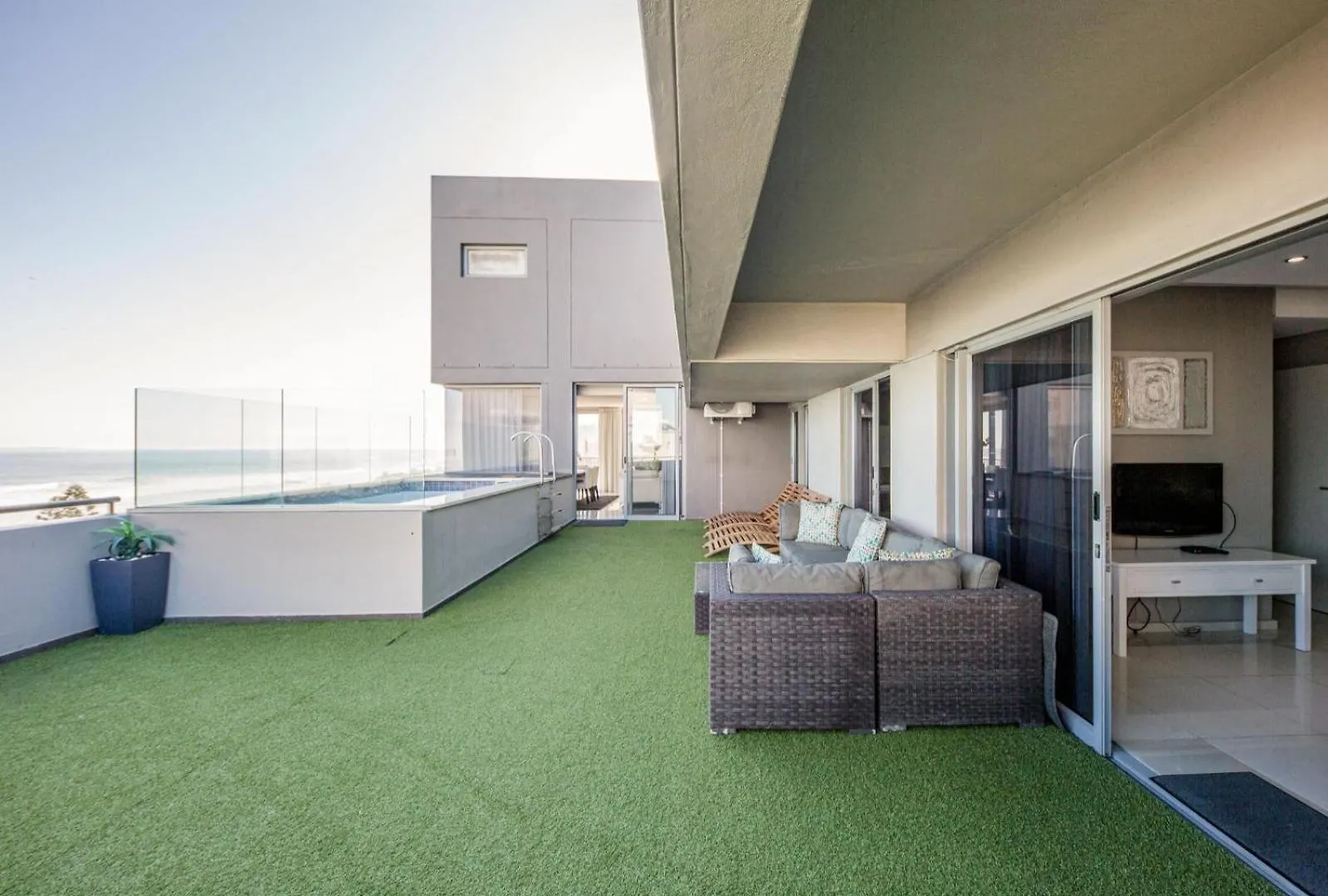 Infinity Self Catering Apartments Bloubergstrand