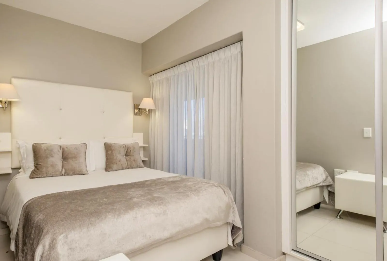 Infinity Self Catering Apartments Bloubergstrand